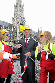 Große Geburtstagsfeier trotz Baustelle": Referent für Arbeit und Wirtschaft Dieter Reiter mit den die "Meedels von der Baustelle" (©Foto: Ingrid Grossmann